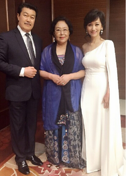 趙雅芝與大4歲斯琴高娃合影 趙雅芝與大4歲斯琴高娃合影