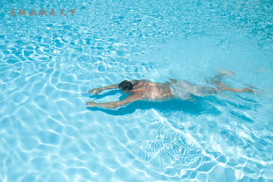 在透明的海水中游泳 攝影：長(zhǎng)腿叔叔