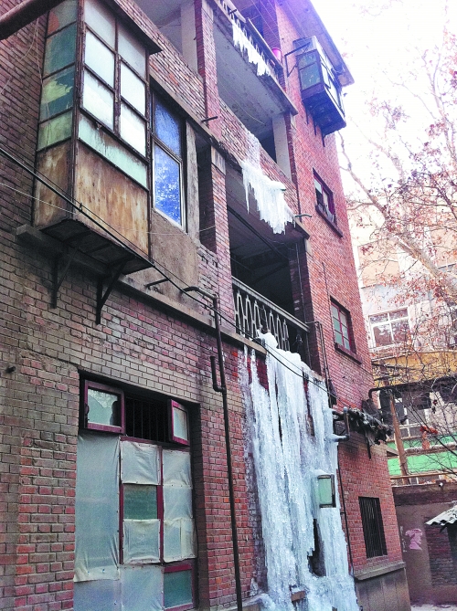 鄭州小區(qū)水管凍裂 樓上垂下十多米高“冰瀑” 鄭州小區(qū)水管凍裂 樓上垂下十多米高“冰瀑”