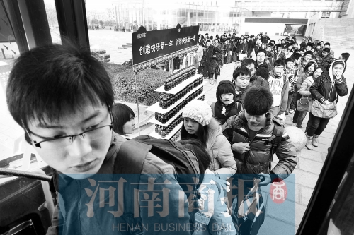 BRT專(zhuān)車(chē)進(jìn)校園送放假學(xué)子去車(chē)站 BRT專(zhuān)車(chē)進(jìn)校園送放假學(xué)子去車(chē)站