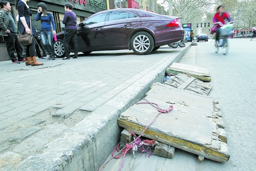 看車人制作的斜木板，引司機(jī)停車