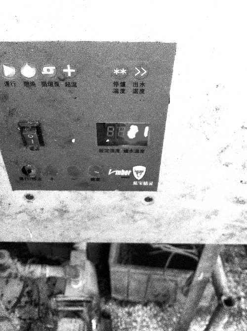 餐具消毒公司工人未戴口罩 消毒水溫顯示21℃ 餐具消毒公司工人未戴口罩 消毒水溫顯示21℃