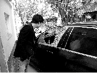 有個人晃了一圈后，寶馬、現(xiàn)代、越野的車窗都“長”出大窟窿