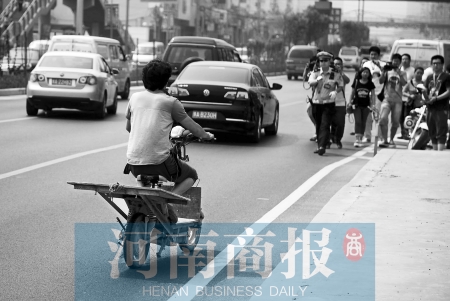 剛駛出隧道口，騎電動(dòng)車的他被交警攔下 邱曉峰/攝
