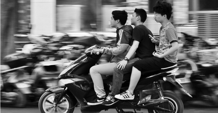 昨日，鄭州經(jīng)五路與豐產(chǎn)路交叉口電動(dòng)車超載