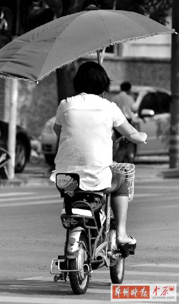 帶傘的電動(dòng)車隨處可見 帶傘的電動(dòng)車隨處可見