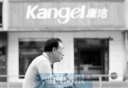 　這一切，將會給康潔公司、加盟商，乃至鄭州洗衣行業(yè)，帶來什么？ 記者 趙卓/攝