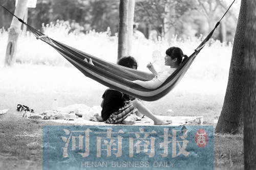 天又熱了起來(lái)，外出游玩，記得防曬哦 記者 趙卓/攝　