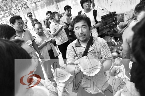 為了表示感謝，陳小立切西瓜分給大家吃。