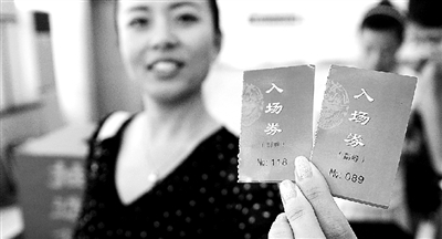 本報(bào)記者抽出的兩名消費(fèi)者代表。 本報(bào)記者抽出的兩名消費(fèi)者代表。