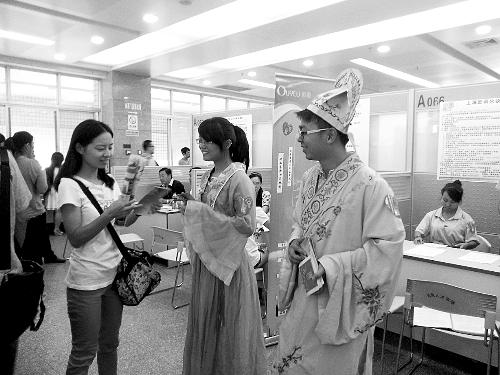 招聘會(huì)上，企業(yè)玩起行為藝術(shù)。