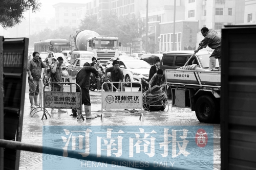 工作人員正在搶修，預(yù)計(jì)今晚能恢復(fù)供水