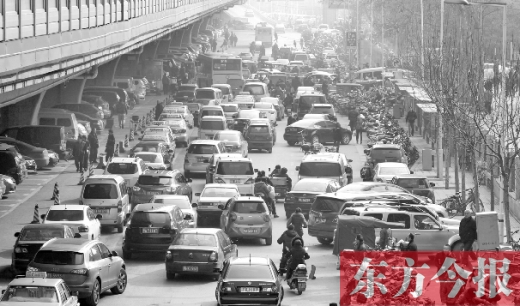 鄭大一附院北門的馬路被非機動車占去一條車道，這里也極易造成交通擁堵