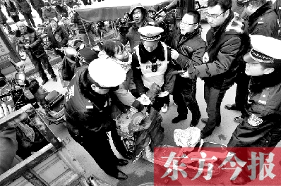 面對要暫扣的非機動車，看車人急了