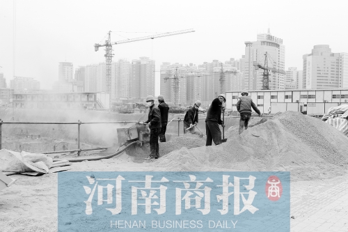 緯二路與東明路交叉口附近，一處工地上塵土飛揚 記者 鄧萬里/攝