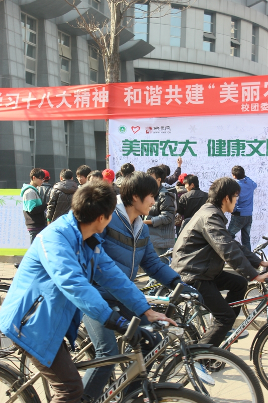 活動現(xiàn)場人流涌動，過路人群駐足觀看