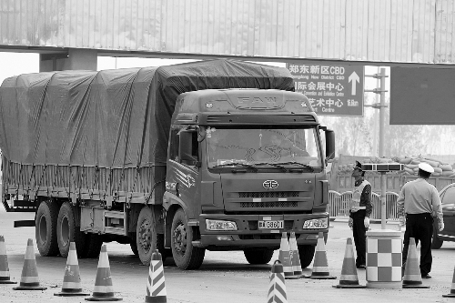 河南“治超”新規(guī)引發(fā)熱議 處罰過(guò)輕缺乏強(qiáng)制性措施 河南“治超”新規(guī)引發(fā)熱議 處罰過(guò)輕缺乏強(qiáng)制性措施