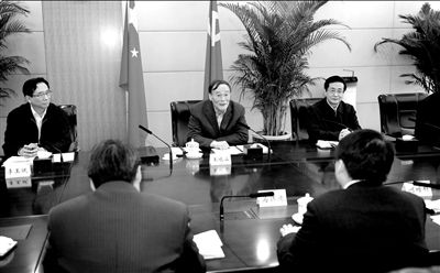 11月30日，中共中央政治局常委、中央紀(jì)委書(shū)記王岐山在北京主持召開(kāi)座談會(huì)，聽(tīng)取專家學(xué)者對(duì)黨風(fēng)廉政建設(shè)和反腐敗工作的意見(jiàn)和建議。新華社發(fā)