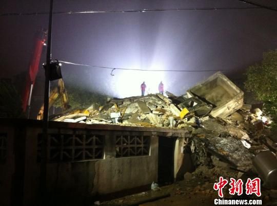 六層民房倒塌現(xiàn)場(chǎng)。何蔣勇　攝