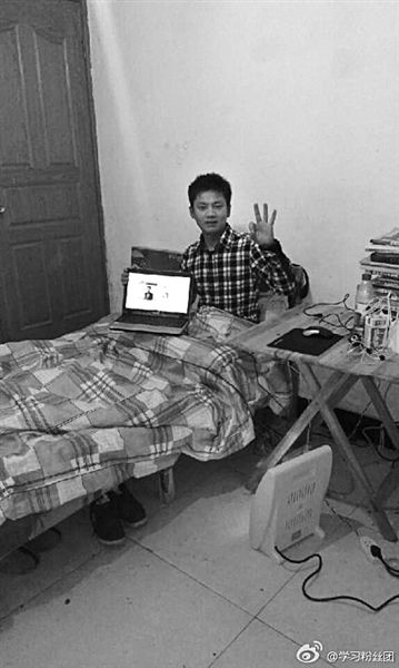 張洪銘在微博上發(fā)了張照片。照片顯示，他居住的屋子主要有一床一桌，寒冬里以電暖器取暖。