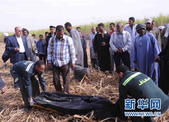 2月26日，在埃及旅游城市盧克索附近，急救人員在熱氣球事故現(xiàn)場(chǎng)搬運(yùn)遇難者遺體。 新華社發(fā)