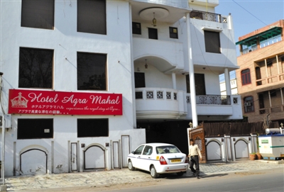 3月19日，印度北部阿格拉，一名英國女游客在旅館住店，有兩人企圖闖入她的房間，因害怕遭到強(qiáng)奸，她從旅