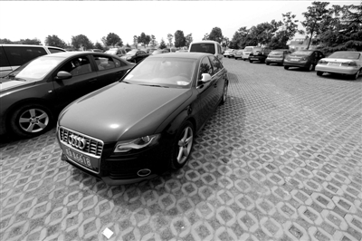 3月30日，掛有AZG(安徽政府公務(wù)的拼音縮寫）通行證的車輛停放在合肥市小蜀山公墓停車場內(nèi)。