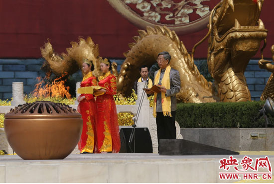 中華炎黃文化研究會(huì)會(huì)長許嘉璐宣讀拜祖大典拜祭文。映象網(wǎng)記者 邵恰 攝