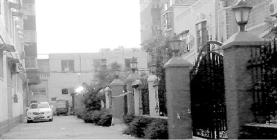 拉警戒線的地方就是高家居住的15號(hào)樓。高天峰居住在榮華小區(qū)一棟復(fù)式二層樓，三戶人家各有獨(dú)院。榮華小區(qū)一名業(yè)主供圖