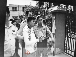 吳強(qiáng)指認(rèn)現(xiàn)場(chǎng)(翻拍),他是高胖雇用的殺手之一。