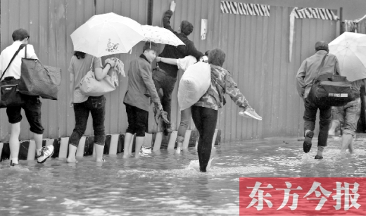 鄭州14個(gè)路口積水嚴(yán)重 鄭州14個(gè)路口積水嚴(yán)重