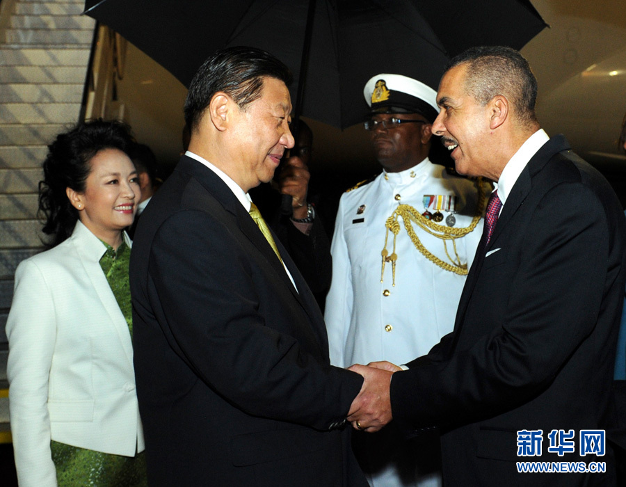 特立尼達(dá)和多巴哥總統(tǒng)卡莫納夫婦、總理比塞薩爾等到機(jī)場(chǎng)迎接習(xí)近平和夫人彭麗媛。饒愛民 攝