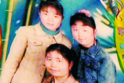 兩個(gè)女兒已長大成人,妻子也已歸來,這個(gè)分離12年的家庭,離幸福越來越近(翻拍)。