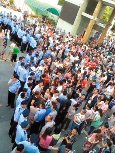 　考生家長圍堵在考點(diǎn)門口。 網(wǎng)絡(luò)截圖