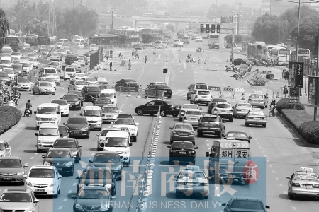 花園路封道施工，通行不暢 王春勝/攝