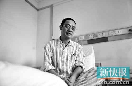 在病床上,趙海濱看起來比原先照片里消瘦了很多,雖然戴著一副近視眼鏡,卻掩飾不住鏡框后面發(fā)黑的眼圈。新快報記者孫毅/攝