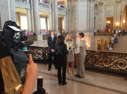 同性伴侶斯蒂爾和克里斯汀在舊金山市政廳舉行婚禮，這是自2008年加州8號(hào)提案通過(guò)以來(lái)，加州的首場(chǎng)同性婚禮。