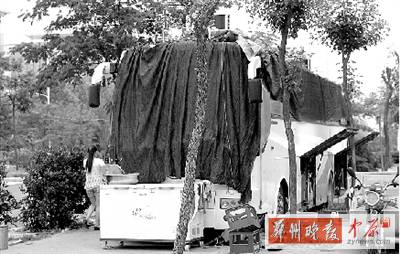 這就是涉嫌占道經(jīng)營(yíng)的無證“巴士餐廳” 這就是涉嫌占道經(jīng)營(yíng)的無證“巴士餐廳”