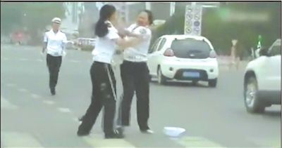 兩名“女交警”馬路中央廝打。圖/東方IC