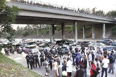 地點:美國洛杉磯。大批警察和示威者正在對峙