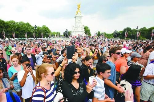 7月23日，在英國(guó)倫敦白金漢宮外，民眾們爭(zhēng)相閱讀“王室寶寶”出生的正式公告。