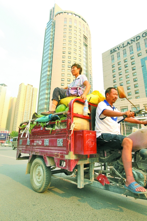 多賣瓜，瓜農(nóng)在烈日下奔波忙碌。