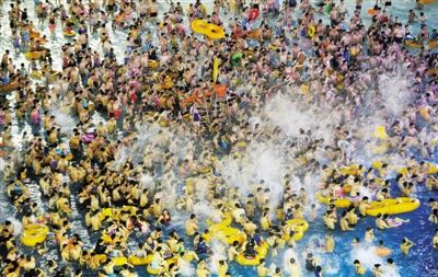 29日，湖北省武漢市，近日江城暑熱難解，人們紛紛前往水上樂園解暑，由于人數(shù)眾多，形成了“下餃子”的壯觀場面。圖/CFP