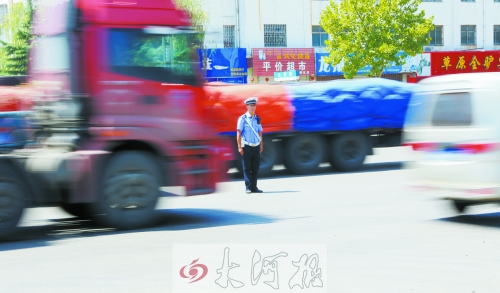 連霍高速受橋梁爆破影響禁止通車，310國(guó)道車流量迅速增加，當(dāng)?shù)亟痪块T安排大量警力保障道路暢通。