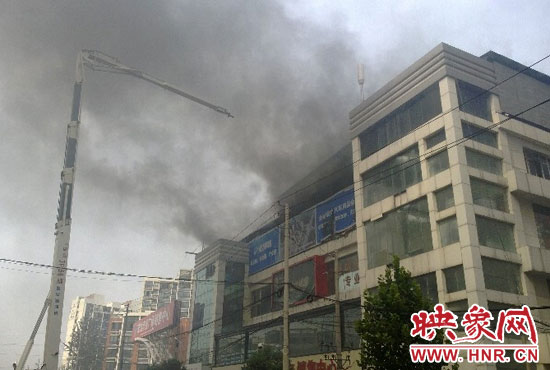 高空滅火消防車(chē)在努力控制火勢(shì) 高空滅火消防車(chē)在努力控制火勢(shì)