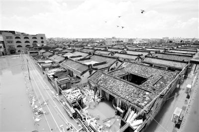 19日，廣東汕頭潮陽區(qū)和平鎮(zhèn)出現(xiàn)水浸現(xiàn)象。連日來，廣東省汕頭市潮陽區(qū)、潮南區(qū)普降暴雨。新華社發(fā)