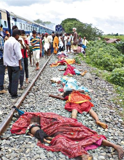 19日，事故現(xiàn)場遇難者的遺體。