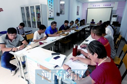 消費(fèi)者代表和旁聽人員走進(jìn)社區(qū)，聽取市民關(guān)于鄭州地鐵的意見和建議