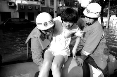 10月10日，前來余姚支援的杭州消防支隊(duì)武警官兵在南西路幫助轉(zhuǎn)移被困群眾。新華社發(fā)