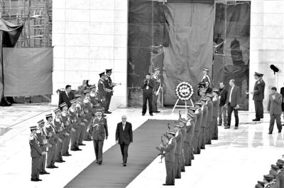 2012年11月27日，開(kāi)棺檢驗(yàn)阿拉法特尸骨后，巴方為其舉辦重新安葬儀式。